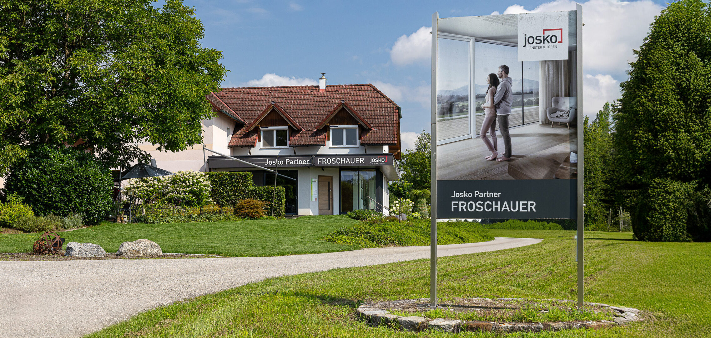 Schauraum mit ausgestellten Fenstern und Türen zur Beratung