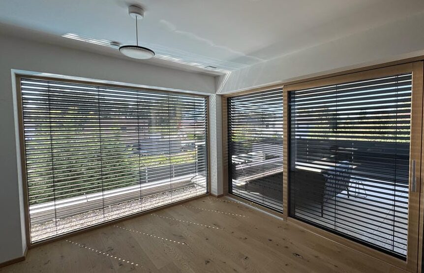 Foto Innenansicht mit Sonnenschutz und Weiterleitung zur Unterseite Türen