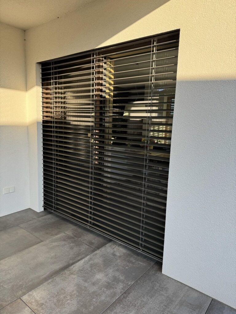 Ansicht mit Sonnenschutz / Raffstores